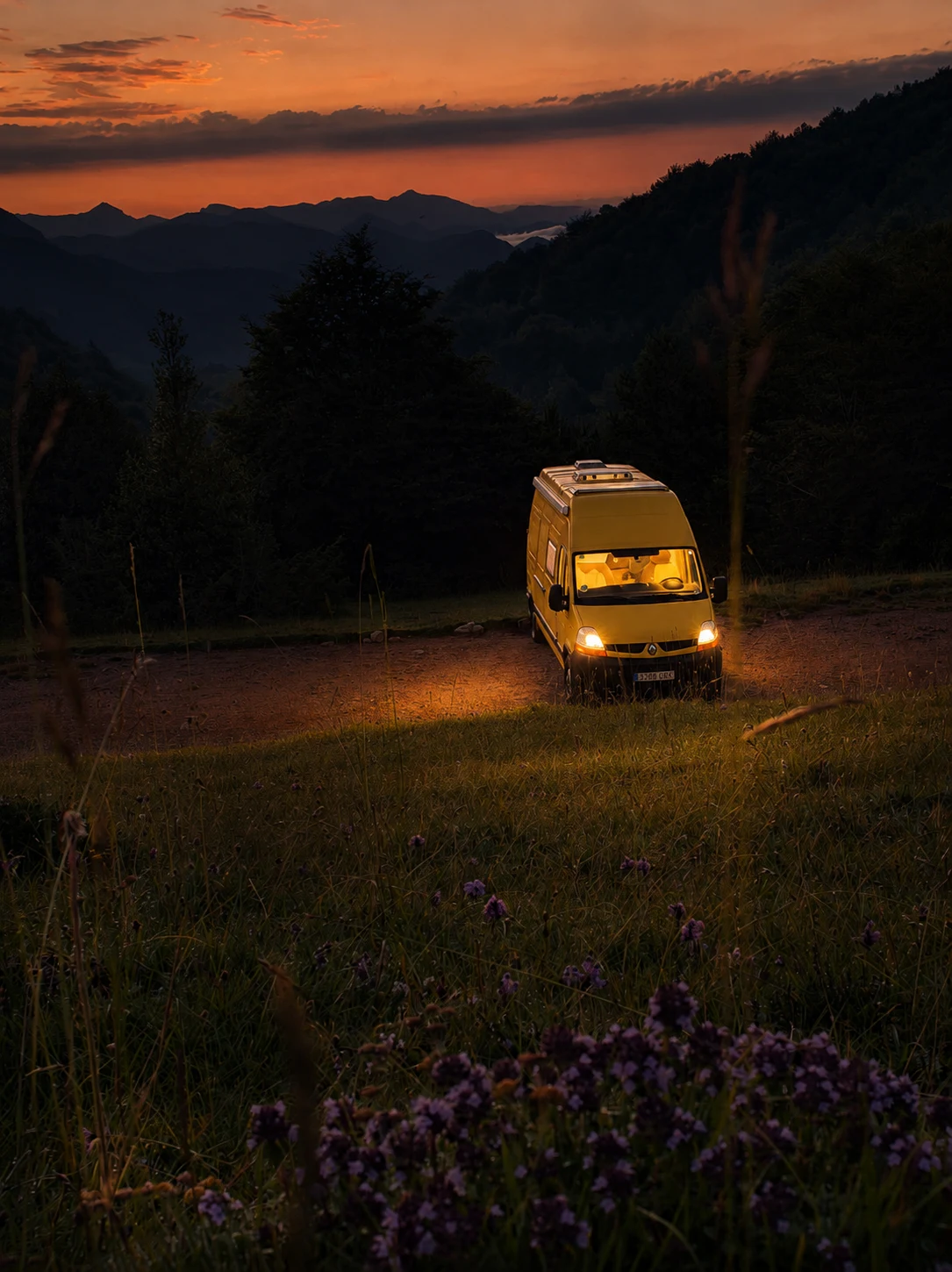 La Ginesta de nit a les muntanyes
